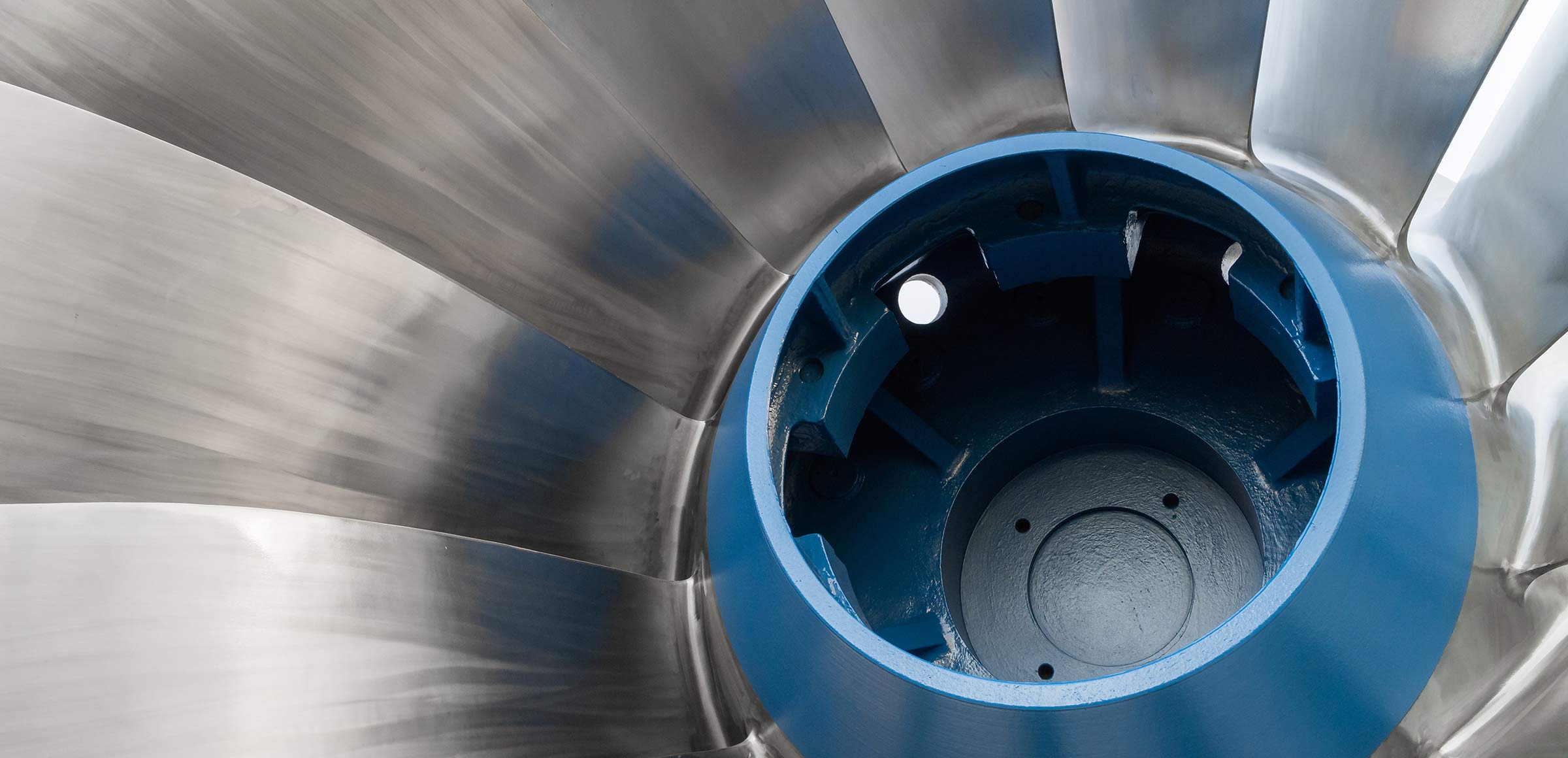 Large hydro turbines rely on segmented rings of carbon, phenolic, or elastomer materials, typically arranged in two, three, or four stages, to ensure effective sealing of the water pressure in the turbine below the head cover.